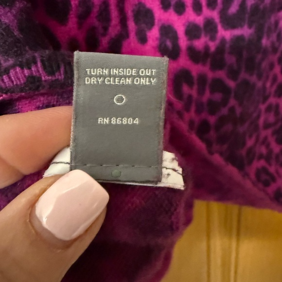Neiman Marcus 100% cashmere Fuchsia and Black Animal Print Sweater - Picture 4 of 5